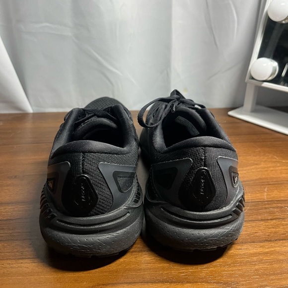 Women’s Brooks Sneakers - Black Size 9.5 - Picture 4 of 5